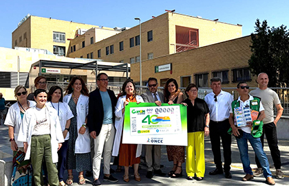 Fotografía de familia de la presentación del cupón dedicado al 40 aniversario del Hospital Valle de los Pedroches