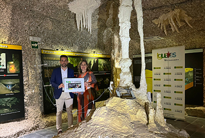 Juan Francisco González y María Jesús Segovia sostienen una lámina enmarcada con este cupón