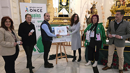 Foto de familia de la presentación del cupón dedicado al Centenario de la Hermandad del Borriquillo, de Úbeda