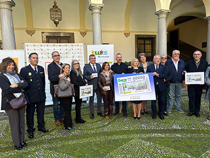 Foto de familia de la presentación del cupón dedicado al Centenario de la Real Federación de Cofradías de Granada