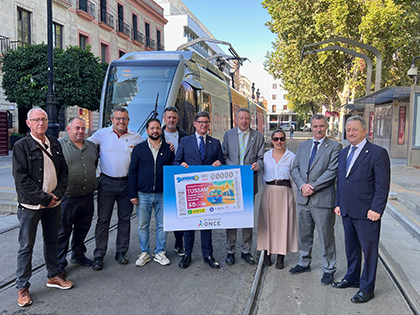 Foto de familia de la presentación del cupón dedicado al 50 aniversario de la puesta en marcha de TUSSAM