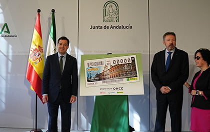 Juan Manuel Moreno, Cristóbal Martínez e Isabel Viruet, en la presentación del cupón