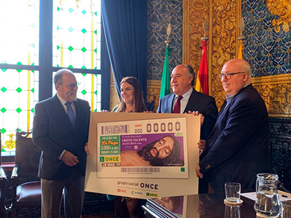 Foto de familia de la presentación del cupón de la ONCE dedicado al 75 aniversario del Cristo Yacente de Algeciras