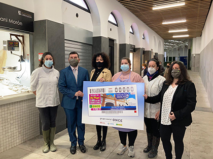 Foto de familia de la presentación del Cupón dedicado al Mercado de Gibraleón