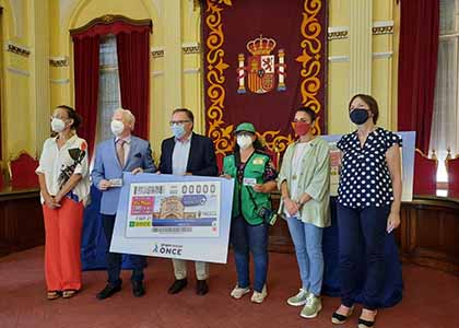 Autoridades melillenses en la presentación del cupón