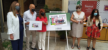 Foto de familia de la presentación del cupón dedicado a la Feria de Maquinaria Agrícola de Úbeda Jaén