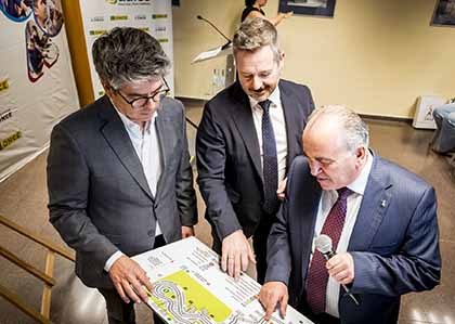 Daniel Martínez, Mariano de Paco y Luis Natalio Royo conocen la maqueta accesible