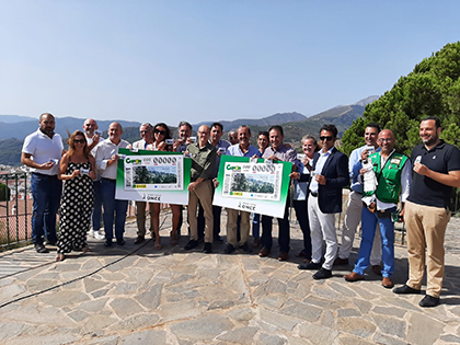 Foto de familia de la presentación del cupón dedicado al Parque Sierra de las Nieves 