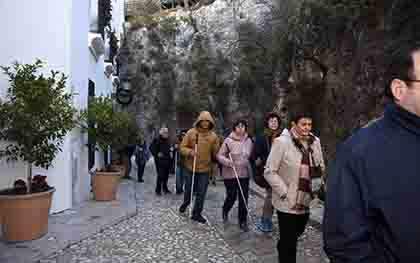 Varios mayores durante una excursión en el programa de Navidad en Familia