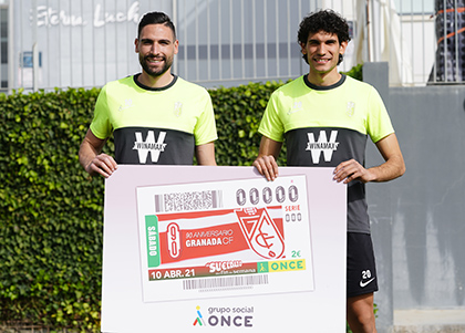 Antonio Puertas y Jesús Vallejo, con una copia gigante del cupón dedicado al 90 aniversario del Granada CF