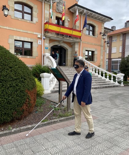 Carlos Alberto Caramés, alcalde de Piélagos, con bastón y antifaz, en un recorrido junto al Ayuntamiento