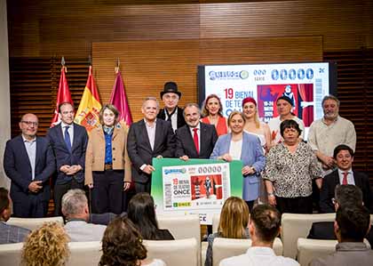 Foto de familia de las autoridades y los actores y actrices