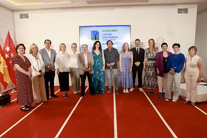 Foto de familia de la presentación del audilibro 'Con voz de mujer'