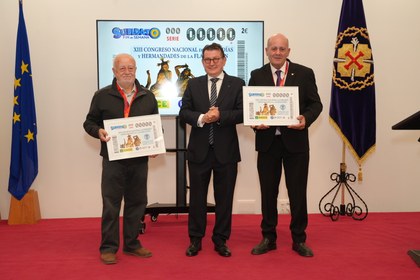 En el centro, Ángel Sánchez, junto a Ángel Luis Nápoles (izquierda) y Antonio José Vilella