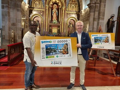 José Antonio Riveiro, director de la Agencia de la ONCE en Santiago de Compostela, y Desiré Kouakou, párroco de Cee