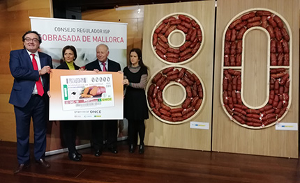 Foto de familia con el cupón y el 80 gigante elaborado con sobrasada