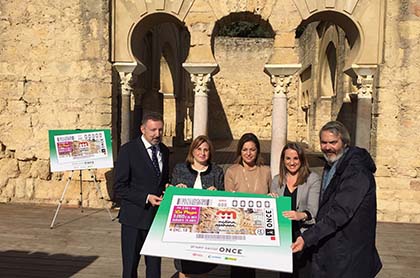 Foto de familia de la presentación del cupón dedicado a Medina Azahara