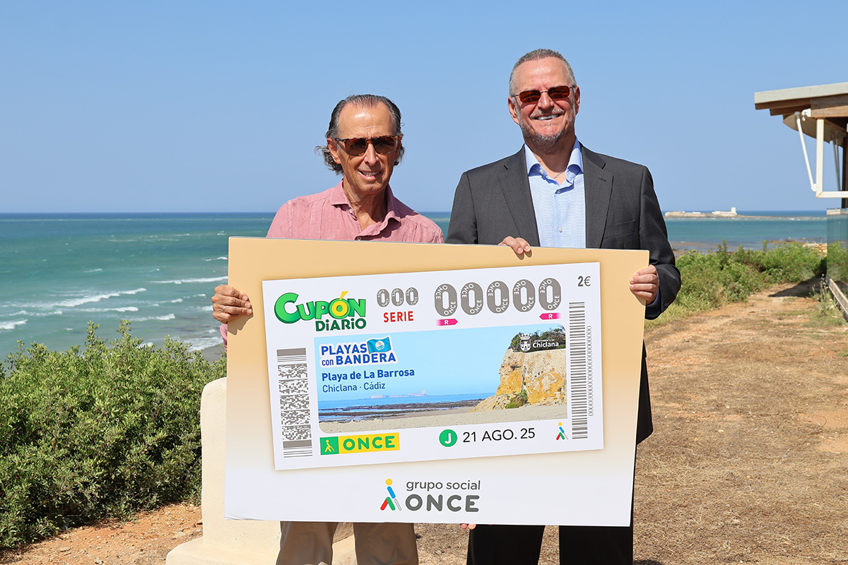 Foto familia presentación del cupón dedicado a la PLaya de la Barrosa en Chiclana