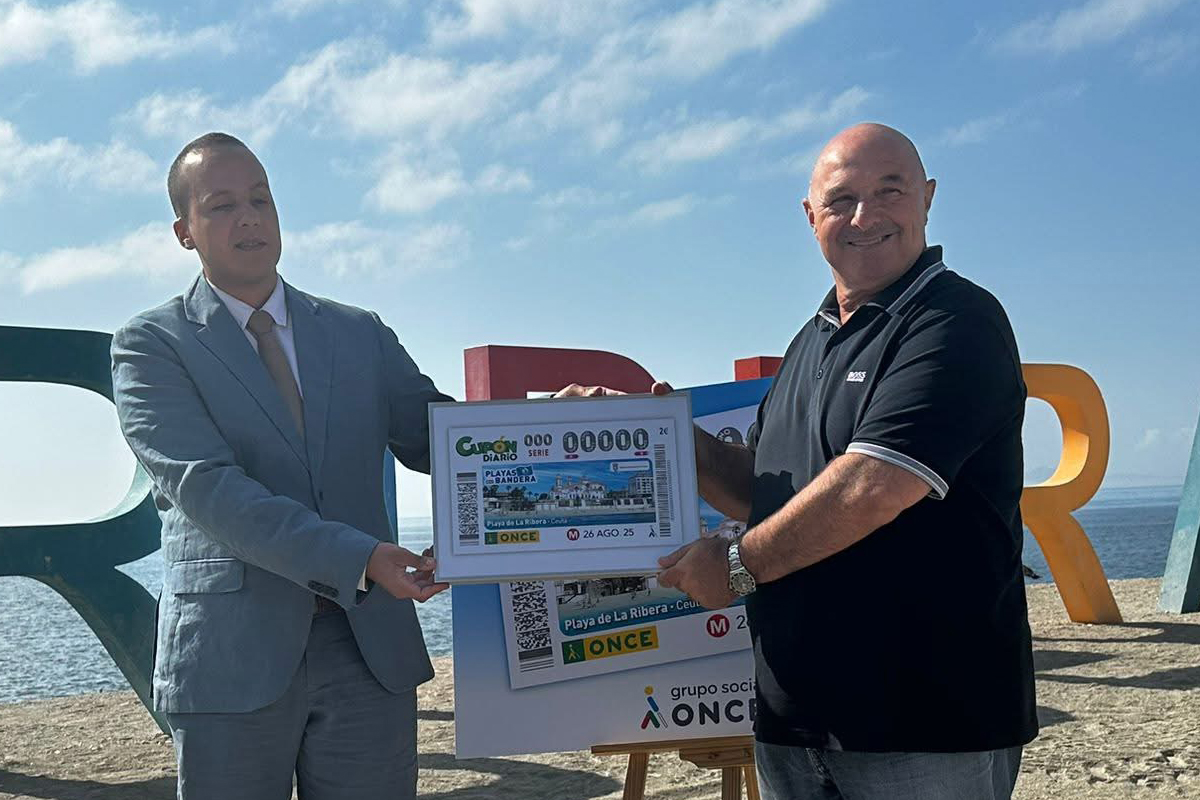 Azmán Abdalahe, director de la ONCE en Ceuta, y Nicola Cecchi,  consejero de Turismo, Comercio, Empleo y Deporte de la ciudad autónoma, presentando el cupón