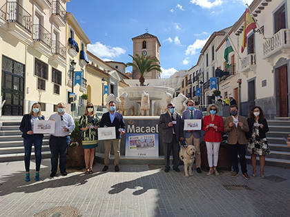 Foto de familia de la presentación del cupón dedicado al mármol de Macael