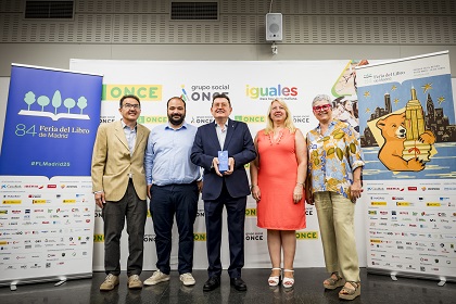 El director general y otros responsables de la ONCE y de la FLM, con el Premio Lealtad