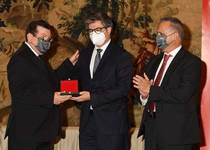 Ángel Sánchez recogiendo la Medalla de Oro de las Artes Escénicas