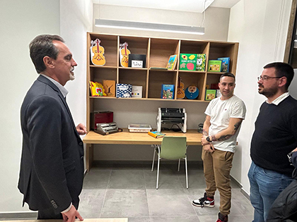 Enric Botí explica a Lluc Salellas características de la Agencia de la ONCE en Girona