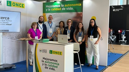 Representantes de la ONCE, en el stand de la Organización en el Congreso Estatal de Oftalmología