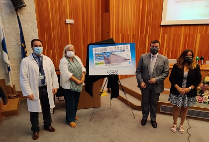 Momento de la presentación del cupón dedicado al hospital Juan Ramón Jiménez