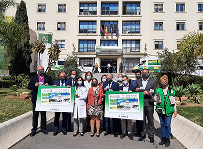 Foto de familia de la presentación del cupón de la ONCE dedicado al Hospital Regional de Málaga