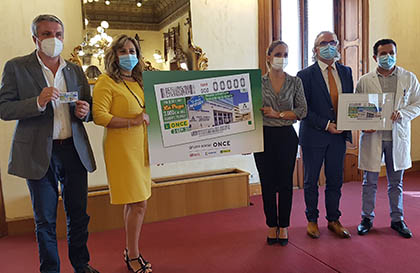 Foto de familia de todos los participantes en la presentación del cupón del Hospital de Torrecárdenas