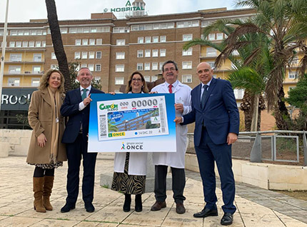 Foto de familia a las puertas del Hospital Virgen del Rocío de Sevilla