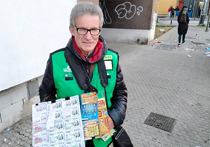 Juan Antonio Rodríguez, vendedor de la ONCE en el Polígono Sur de Sevilla