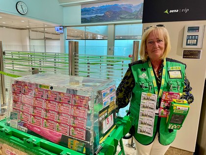Violeta García, vendedora ONCE que ha repartido más de 2 millones en el Aeropuerto de Asturias
