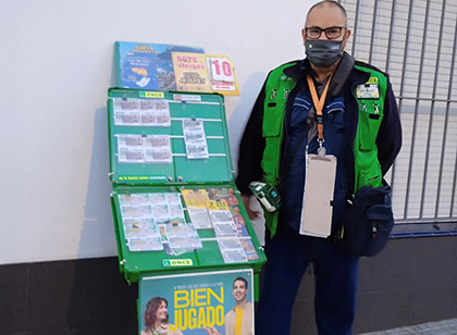 Juan Manuel Otero, vendedor de la ONCE que ha repartido premios en San Fernando