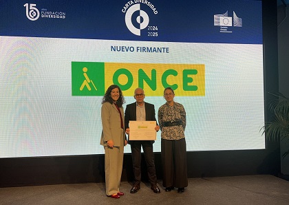 Jorge Íniguez con la Carta de la Diversidad
