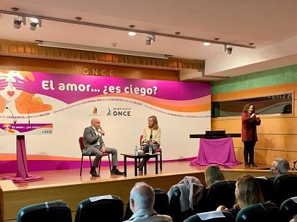 Jorge Íniguez y Patricia Sanz, durante el acto 'El amor... ¿es ciego?'