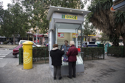 Vendedora de la ONCE en uno de los nuevos quioscos en Sevilla