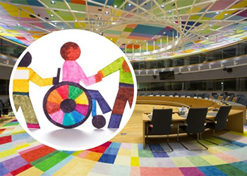 Collage con imagen del Consejo Europeo de fondo y pictograma alusivo a las personas con discapacidad
