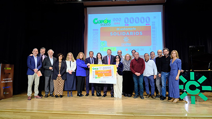 Foto de familia de la presentación del cupón dedicado a los 25 años del programa Solidarios, de Canal Sur TV