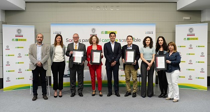 Responsables de la ONCE y de Bureau Veritas, en la entrega de los certificados