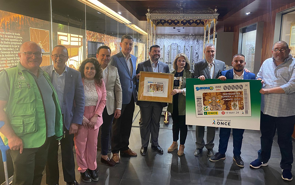 Foto de familia de la presentación del cupón dedicado a la Virgen del Rocío