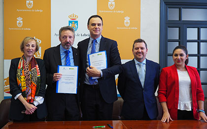 Foto de famiia de la firma del acuerdo entre la ONCE y el Ayuntamiento de Lebrija