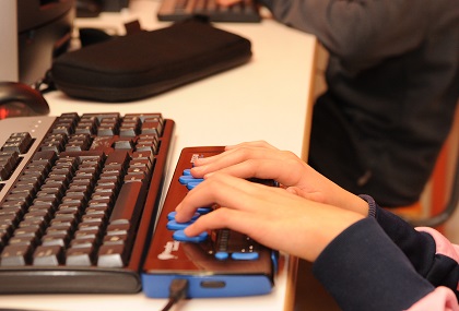 Manos de estudiante en teclado