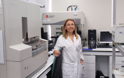 La doctora Carmen Ayuso en su laboratorio