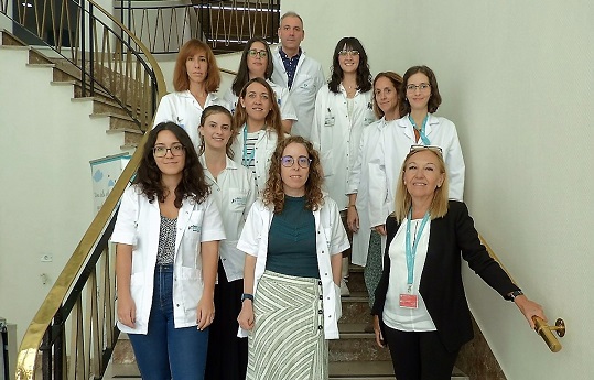 La doctora Ayuso con miembros del equipo del Servicio de Genética de la FJD