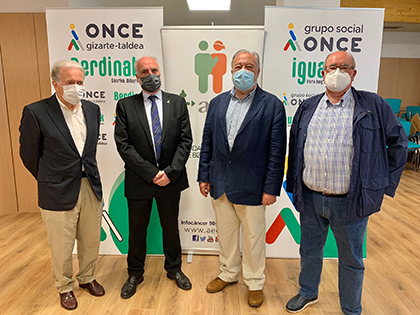 Foto de familia de la firma del acuerdo entre la ONCE y la Asociación Contra el Cáncer en Euskadi