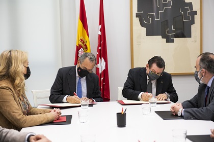 El consejero de Educación de la CAM, Enrique Ossorio, y el director general de la ONCE, Ángel Sánchez