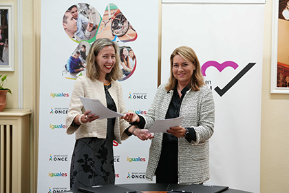 Patricia Sanz y Susana Camarero, tras la firma del convenio