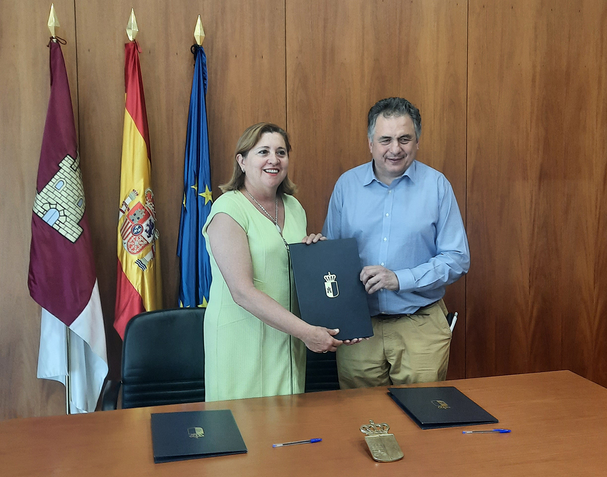 Carlos Javier Hernández, delegado ONCE Castilla-La Mancha y Rosa Ana Rodríguez, consejera de Educación, Cultura y Deporte de la Comunidad Autónoma de Castilla-La Mancha sosteniendo el acuerdo